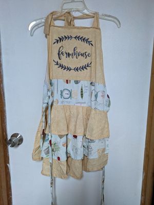 Apron "farmhouse" w ruffles Cute apron!