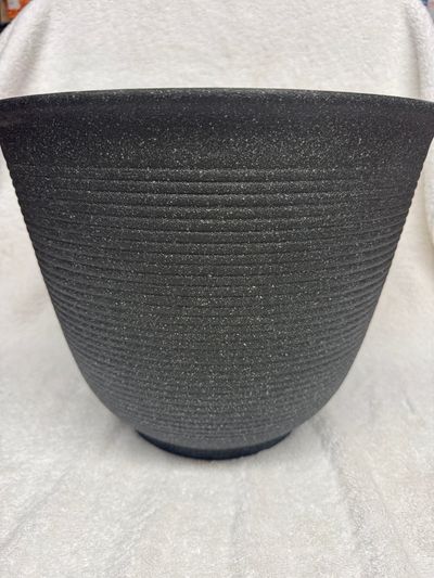 Brand New Large Plastic Flower Pot.14in diameter Brand New Large Plastic Flower Pot.14in diameter