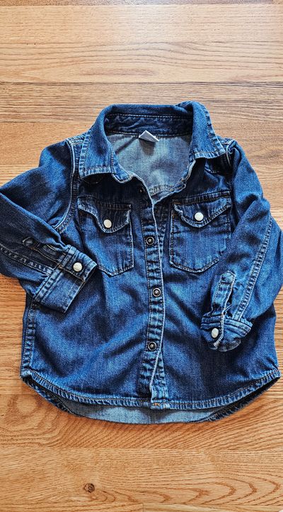 Baby Gap Like new this classic shirt features pear-like buttons cute style 18-24 Months