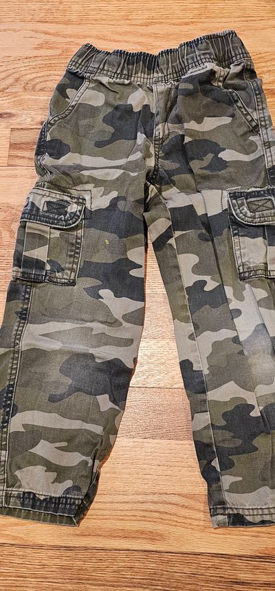 The Children's Place Excellent condition Camo cargo pants elasticized waist 5T/5