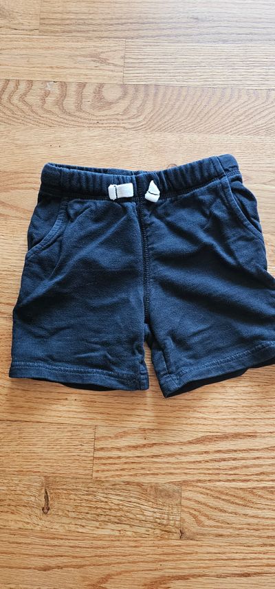 Carter's Like new boys shorts in black with functional side pockets 2T