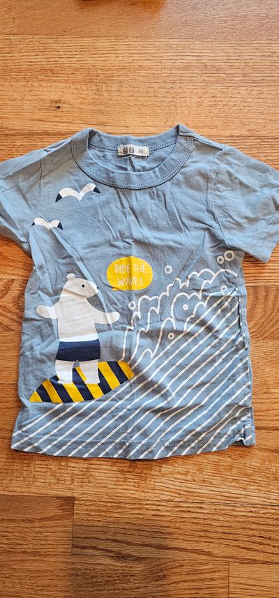 NA Like new bear surfing graphic T-shirt 2T