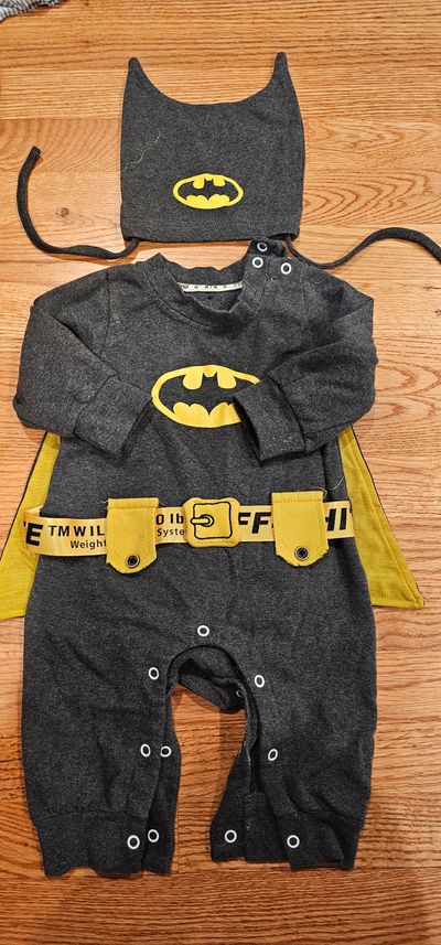 NA Cute Batman outfit with hat & cape in excellent condition 18 Months