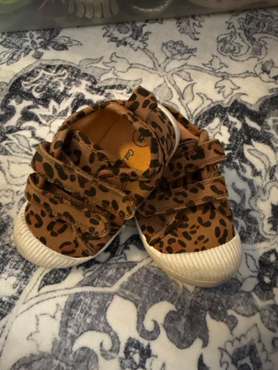 Cat & Jack Leopard print Velcro sneakers 6 (Toddler)