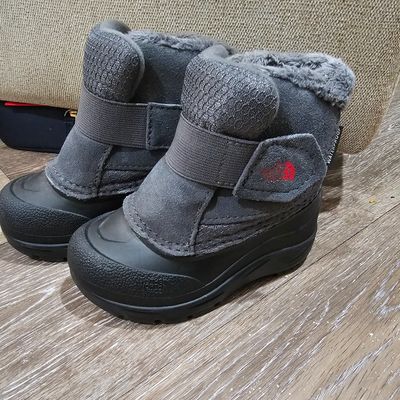 North Face Gray snow boots 6 (Lil' Kid)