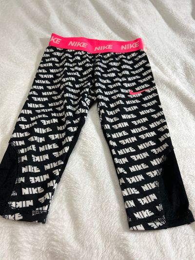 Nike dry fit Nike, black, white and hot pink capris size 6/7 6T/6