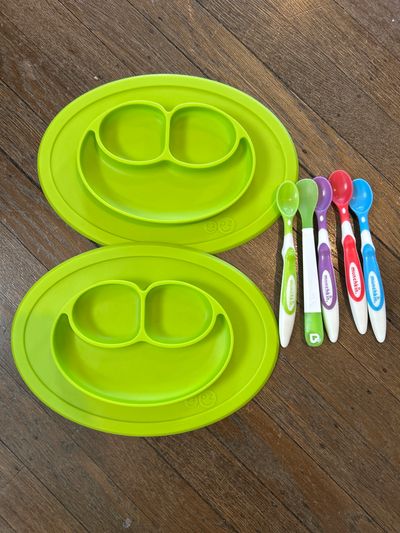 Munchkin and EzPz Set of 2 suction plates with 5 spoons