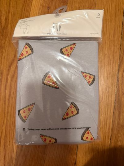 Gap New- pizza long sleeve and pant pjs 5T/5