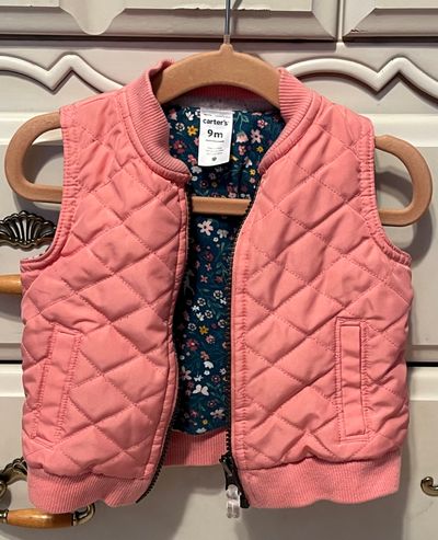 Carters zip up vest Size 9 months. SFPF home. 9 Months