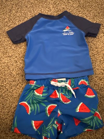 Old Navy two piece bathing suit Size 0-3 months - excellent condition w short sleeve rash guard 0-3 Months