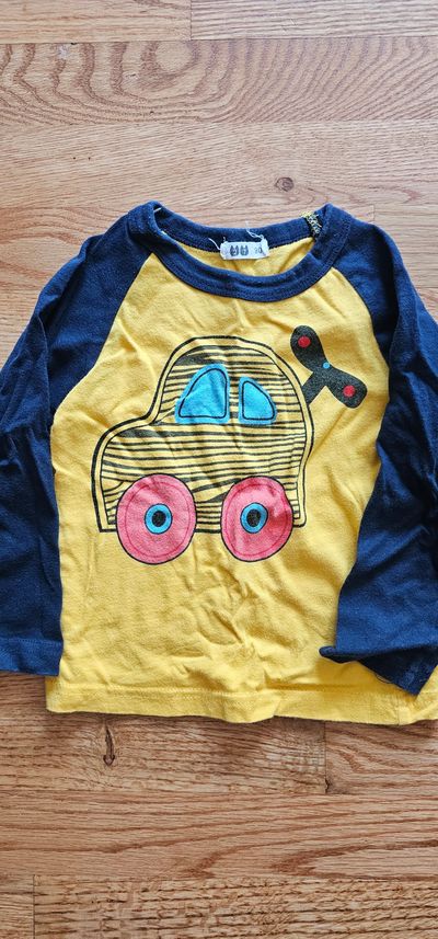 NA A cute car graphic long sleeves shirt in excellent condition 2T