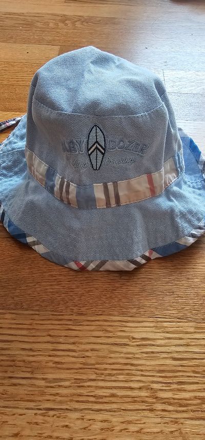 Baby Dozar Like new bucket hat surfing board graphic & removable chin straps Infant (0-2 yrs)