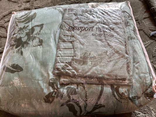 Newport News Brand new queen comforter and shams
