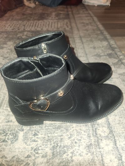 Sketchers black boots  5 (Big Kid)