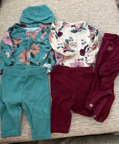 Carters Like new 3 onesies 2 pants one hat Newborn