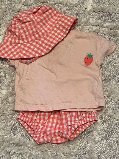 Gap baby three piece summer outfit Great condition, strawberry and gingham. 6-12m. SFPF 6-12 Months