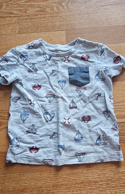 Little Me Like New 3T T-shirt feature sail boats, crabs, & boats graphics 3T