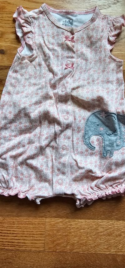 Child of Mine Like new sleeveless bodysuit featuring a cute sewn-on elephant 6-9 Months