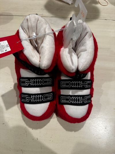 Brand New Boys Slippers size 2-3 Brand New Boys Slippers size 2-3 2-1/2 (Big Kid)