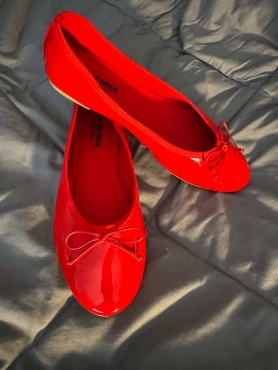 Fever Sole Red Flat Shoe w/ Bow- Like New 7-1/2 (Big Kid)