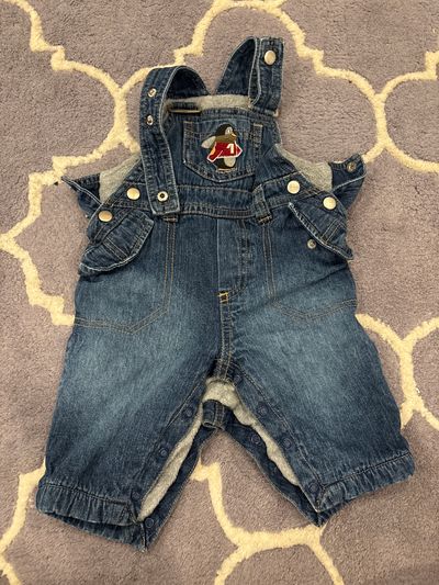 H and M 10 Fleece lined snap adjustable denim overalls w penguin logo 0-6 Months