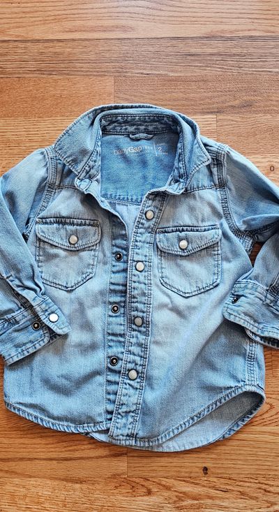 Baby Gap BNWOT this denim shirt features pear-like buttons cute style 2T