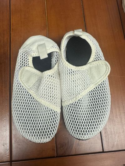 Kids unisex water shoesSize 30-31 which is 12-12.5 Kids unisex water shoesSize 30-31 which is 12-12.5 12 (Lil' Kid)