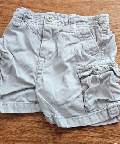 Children's Place Excellent condition cargo short pants with elasticized back waist 12 Months