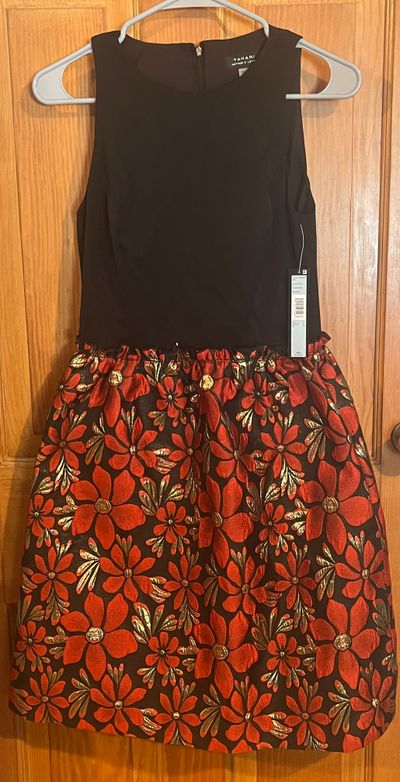 Tahari black red and gold jacquard dress NEW Great holiday dress! SFPF home Women's 4