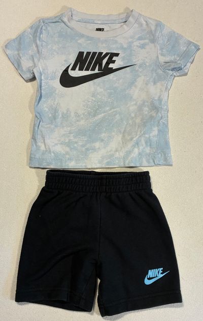 Nike 2T, Short sleeve T-shirt and black shorts set 2T