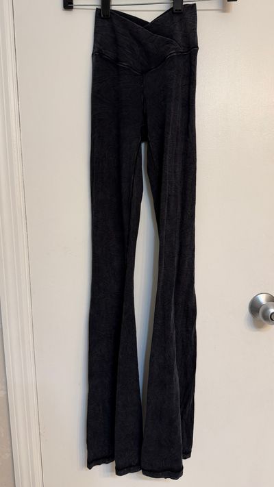 Offline by Aerie Real Me Hi Rise Crossover Flare Black Patterned Legging Women's - XS