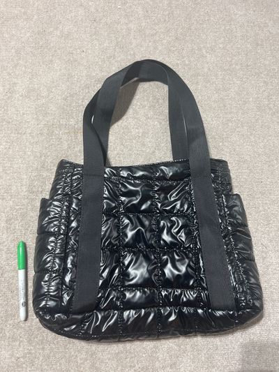 NA NEW Black puffer quilted tote, 2 side pockets, zipper top.
