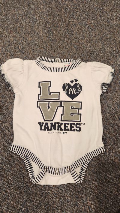 Team Athletics NY Yankees bodysuit with puffy sleeves 3-6 Months