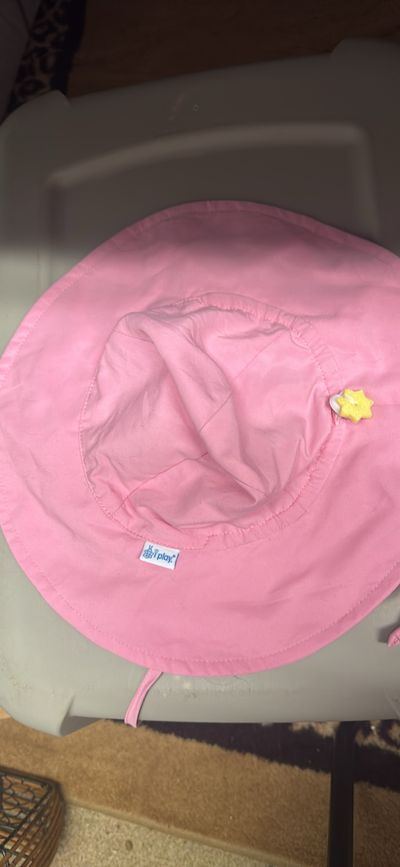 Baby girl I play Sun Hat. 9-18, can be tightened. Baby girl I play Sun Hat. 9-18, can be tightened. And has string Infant (0-2 yrs)