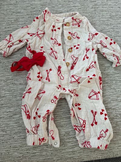 Cat and jack Like new one piece outfit Newborn
