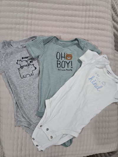 Carters Lot of 3 romper onsies 9 Months