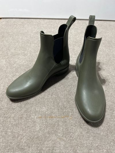 Capelli EUC green rain booties 9 (Adult)