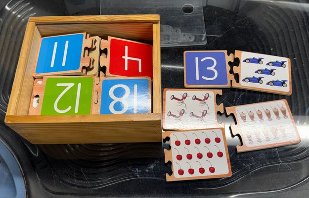 Puzzle number cards match and count