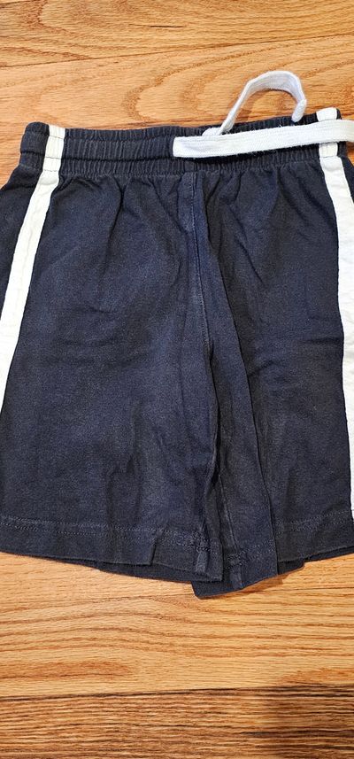 The Children's Place Excellent condition black active shorts can fit 4-5 yrs old boys 4T