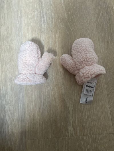 Carters NWOT mittens Infant (0-2 yrs)