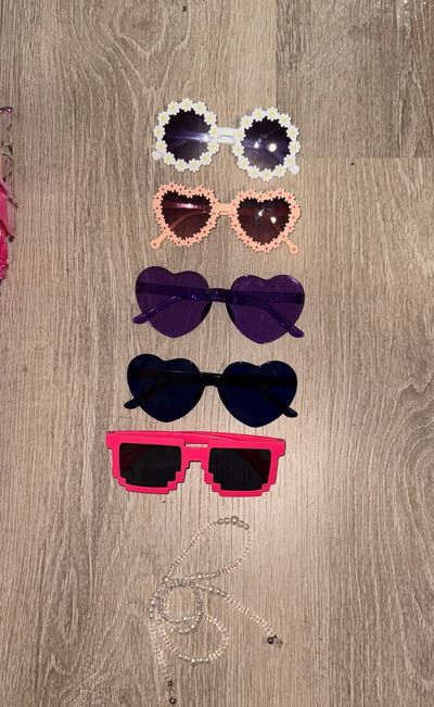 Five pairs of girl sunglasses With one sunglasses chain
