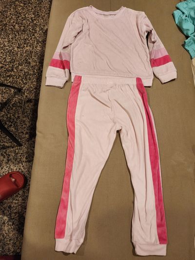 Place pink velour tracksuit set. Place pink velour tracksuit set. 5T/5