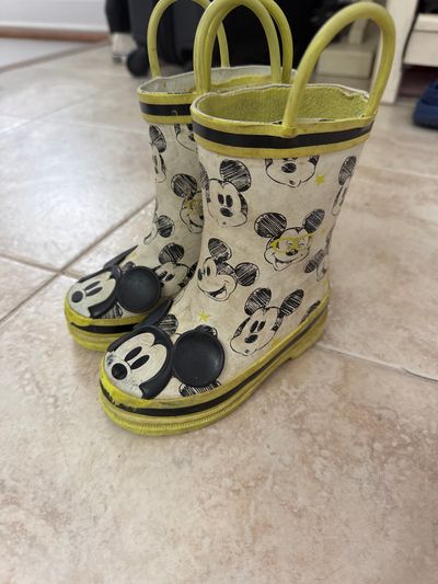 Disney store Mickey Mouse green rainboots 6 (Toddler)