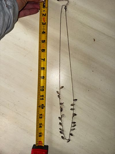 Costume Jewelry Beautiful Necklace with leaves on it