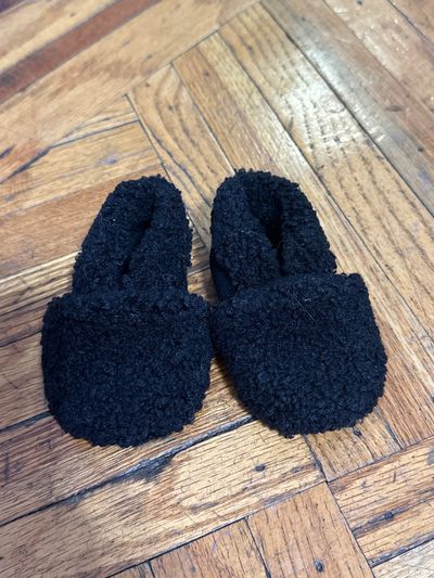 Baby gap fuzzy black slipper shoes sz 0-3 months  0 (Infant Shoe)