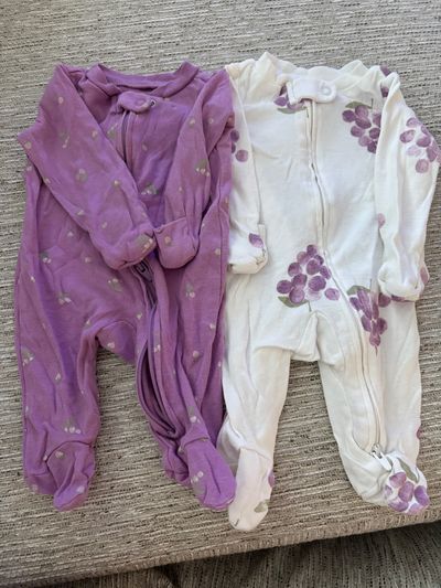 Carters Two pajamas like new Newborn