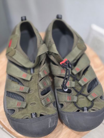 Keen Waterproof all terain sandal 7 (Big Kid)
