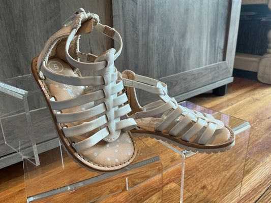 Cat & Jack White strap sandals with zipper closure on back - size 5 5 (Lil' Kid)