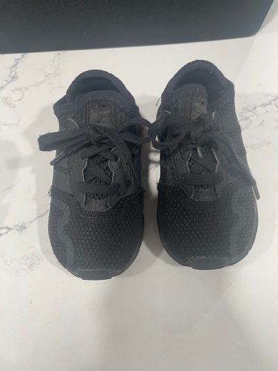 Adidas Black shoes w laces 6 (Toddler)