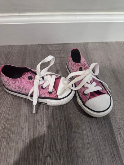 Converse toddler shoes Brand new- never worn size 6 converse pink shoes 6 (Toddler)